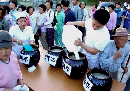 논개제를 모신 후 음복주(막걸리)를 마시기 위해 줄은 선 시민들 